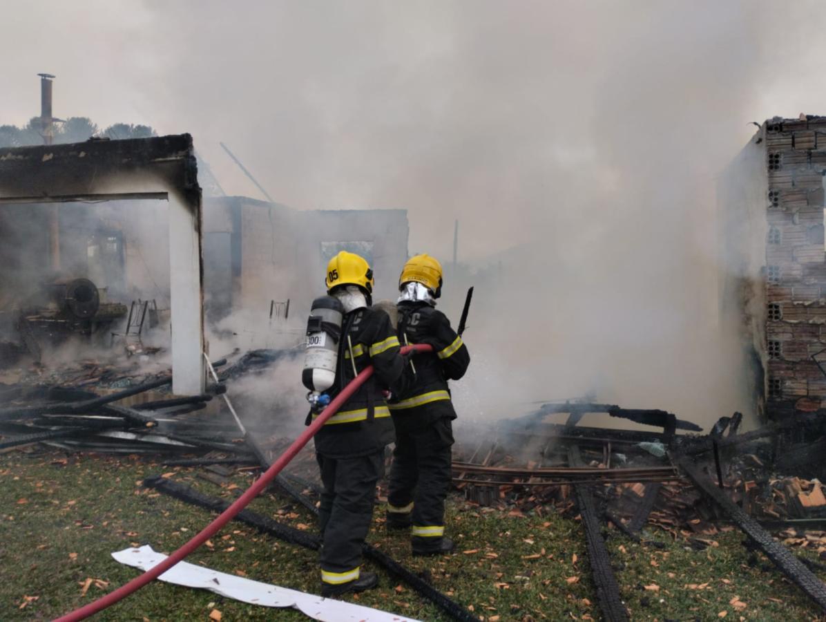 Casa é destruída por incêndio em Macieira