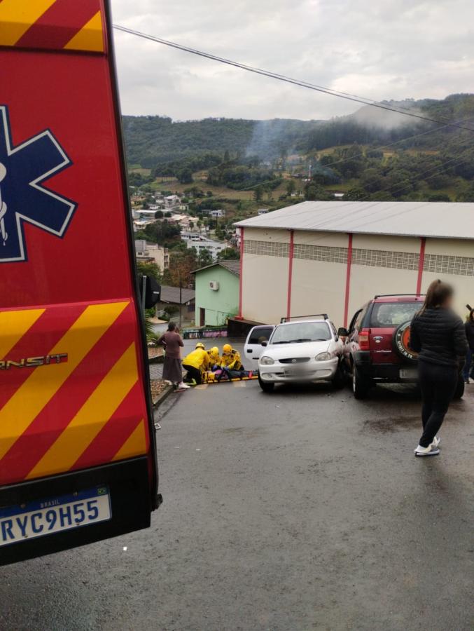 Mulher é levada ao hospital após acidente entre dois veículos em Arroio trinta