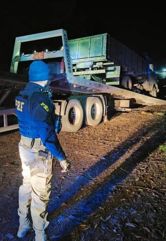 A PRF flagrou na noite de ontem (27) um caminhão trafegando com as luzes totalmente apagadas na BR-282, próximo a Nova Erechim