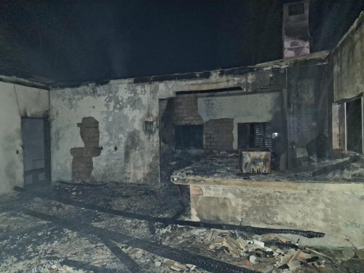 Residência é destruída pelo fogo em Pinheiro Preto