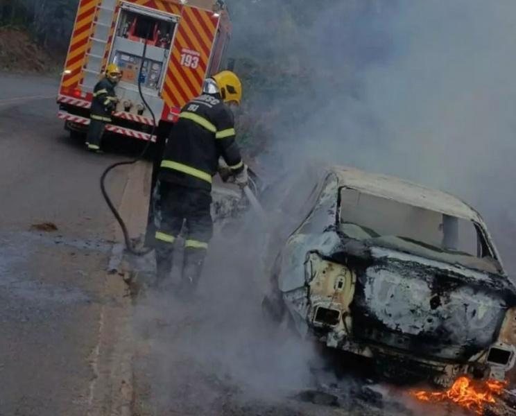 Carro é destruído por incêndio após pegar fogo na SC-355