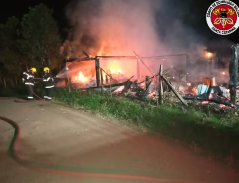 Incêndio destruiu galpão em propriedade rural de Rio das Antas