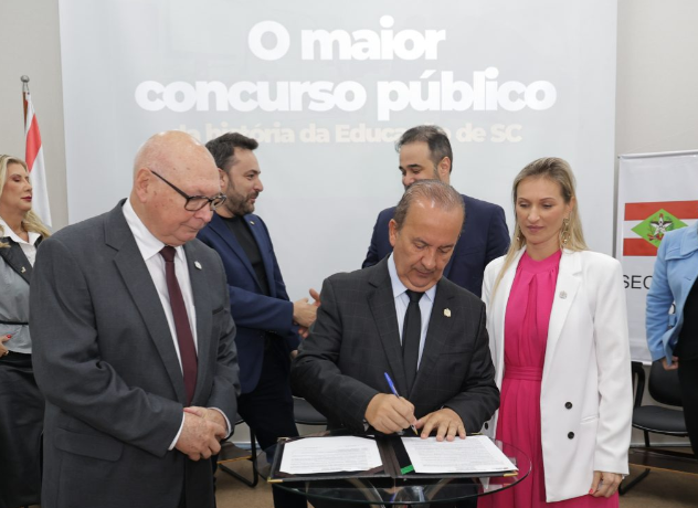 O governador Jorginho Mello lançou na quarta-feira, 26, o edital para o maior concurso público da história da Educação catarinense
