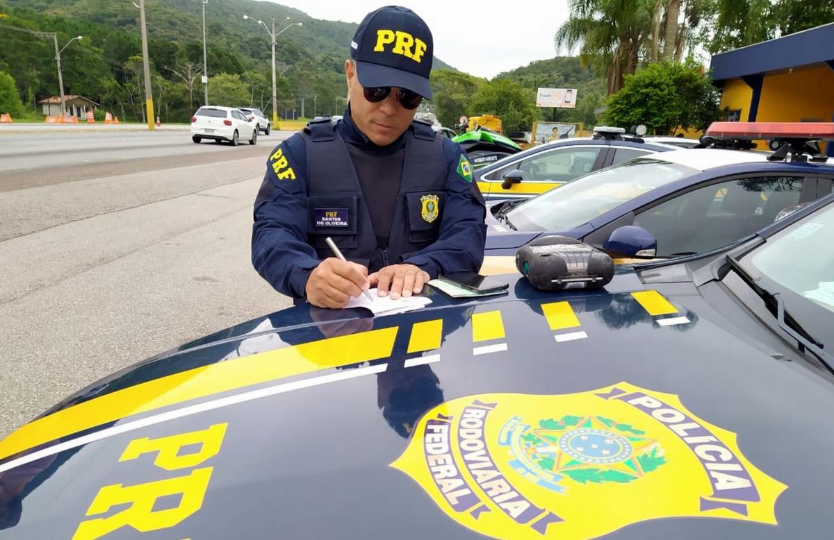 A Polícia Rodoviária Federal (PRF) realizou a abordagem de uma Toyota Hilux no Km 339 da BR-282, em Campos Novos