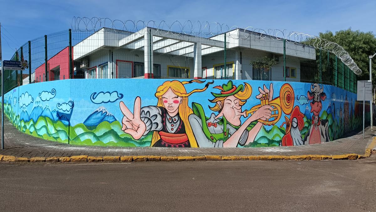 Muro da Creche Maria Anna Hausberger de Treze Tílias ganha pintura em grafite